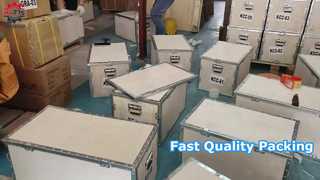 गोदाम पैकिंग कार्य में!